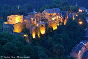 un gran castillo en la cima de una colina por la noche en Il Siciliano - Duc de Bouillon, en Bouillon