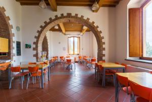 an empty dining room with tables and chairs at Student's Hostel Gowett in Campiglia Marittima