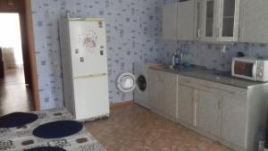 クストヴォにあるApartment at Rachkova 13のキッチン(白い冷蔵庫、電子レンジ付)