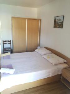 sypialnia z dużym łóżkiem z drewnianym zagłówkiem w obiekcie Bleus Apartments w mieście Brna