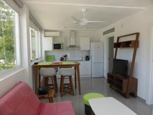 eine Küche und ein Wohnzimmer mit einem Tisch und einem Kühlschrank in der Unterkunft Casa Jardin in Agua Amarga