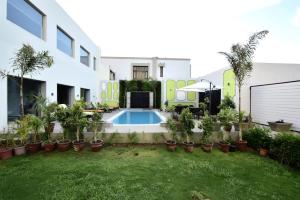 Πισίνα στο ή κοντά στο Hotel Gandharva- A Green Hotel