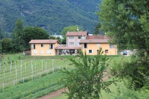 Villanuova sul clisiにあるCASCINA LEGNAGO bilocale a 6 chilometri da SALO'の塀を敷いた畑の家々