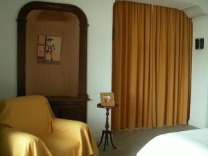 1 dormitorio con cama y cortina de color naranja en loft front de mer, garage privé, en Hendaya