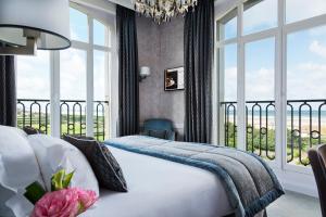 Кровать или кровати в номере Hôtel Barrière Le Royal Deauville