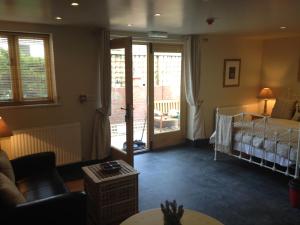 a living room with a bed and a crib in a room at The Queens in Ludlow