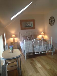 a bedroom with a bed and a table and two lamps at The Queens in Ludlow