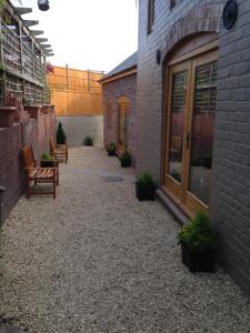 a courtyard with benches and a brick building at The Queens in Ludlow