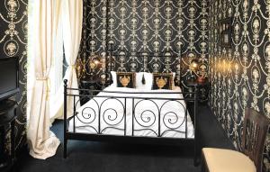 Hotel Bucheneck في لينتس آم راين: غرفة نوم مع سرير وورق جدران أبيض وأسود