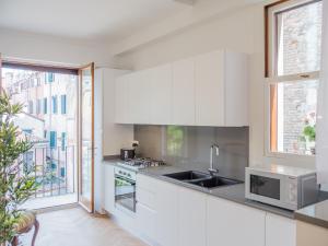 Ett kök eller pentry på Luxury Apartment On Grand Canal by Wonderful Italy