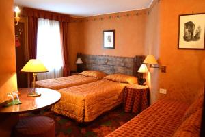 Cama o camas de una habitación en Hotel Chateau Blanc
