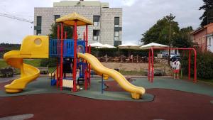 einen Spielplatz mit Rutsche in einem Park in der Unterkunft Apartamentos Celorio Playas in Celorio