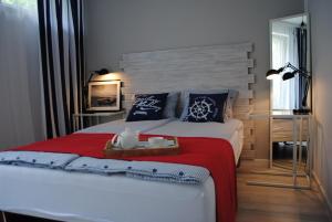 グダニスクにあるApartament Morskiのベッドルーム1室(赤毛布付きの大型ベッド1台付)
