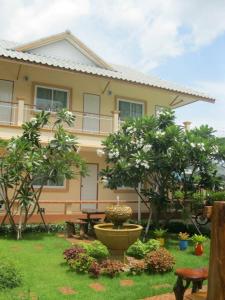 une maison avec un jardin en face dans l'établissement 2N Guesthouse, à Phetchaburi