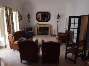 a living room filled with furniture and a mirror at Casa da Lagoa Guest House in Évora