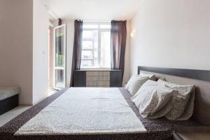 una camera da letto con un letto grande e una finestra di Santa Sofia Studio a Sunny Beach