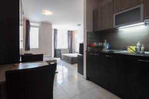 una cucina con un tavolo e un divano in una stanza di Santa Sofia Studio a Sunny Beach