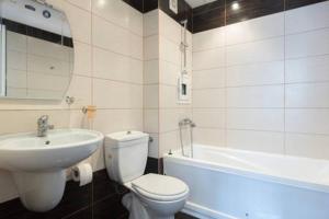 un bagno con un water, un lavandino e una vasca di Santa Sofia Studio a Sunny Beach Altre 10 foto