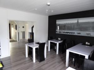 SorseleHolmen的餐厅里两把桌子和椅子,墙上挂着一幅画