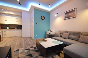 MNE Apartament tesisinde bir oturma alanı