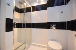 Ένα μπάνιο στο MNE Apartament +14 φωτογραφίες