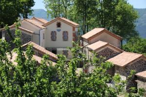 um grupo de casas com árvores em primeiro plano em Domaine de Chabanet em Privas