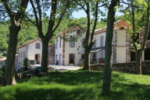 普里瓦的住宿－Domaine de Chabanet，享有树木房屋的外部景色