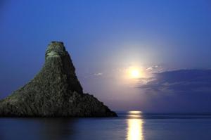 カターニアにあるVilla Libertyの太陽が空に浮かぶ海の小さな島