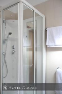 ヴィジェーヴァノにあるHotel Ducaleのバスルーム(ガラスドア付きのシャワー付)
