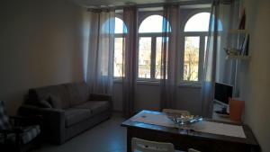 un soggiorno con divano e tavolo di Apartment Roma a Borgo Val di Taro