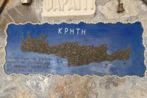 een verjaardagstaart met een kaart van kphith bij Faragi in Agia Roumeli