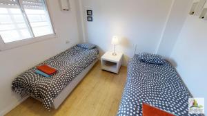 Un pat sau paturi într-o cameră la Raanana Luxury Apartments