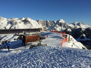 un rifugio da sci con montagne innevate sullo sfondo di Landhaus Salzburg a Werfenweng