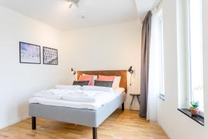 Säng eller sängar i ett rum på ApartDirect Älvsjö