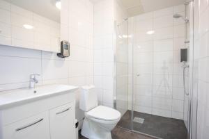 Ett badrum på ApartDirect Älvsjö