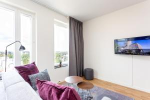 TV a/nebo společenská místnost v ubytování ApartDirect Älvsjö