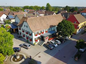 uma vista aérea de uma pequena cidade com carros estacionados num parque de estacionamento em Landgasthof Ochsen em Sinzheim