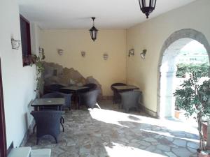 una stanza con tavoli e sedie e un pavimento in pietra di Posada Playa de Langre a Langre