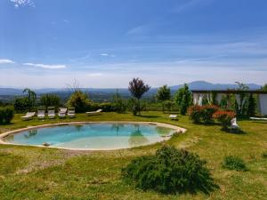 uma pequena piscina no meio de um quintal em Belvilla by OYO Chalet Graffi em Civitella dʼAgliano