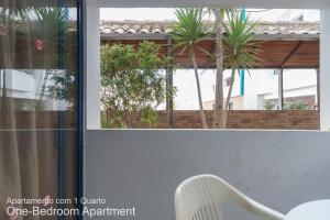 una silla blanca sentada frente a una ventana en Akisol Portimão Beach II, en Portimão