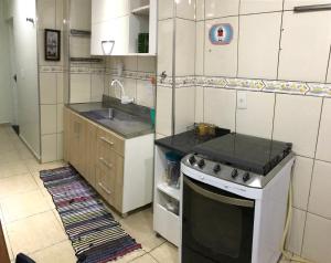 a kitchen with a stove and a sink at Casa Anhembi/Center Norte in São Paulo