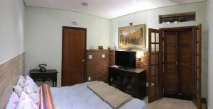 Sala de estar con cama y TV en Casa Anhembi/Center Norte, en São Paulo