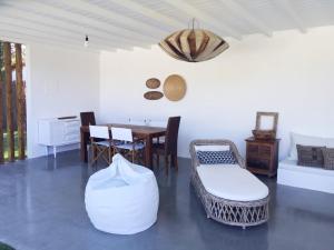 a living room with a table and chairs at Country House Villas Santarém in Santarém