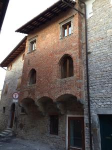 um edifício de tijolos vermelhos com um monte de janelas em Casa Vacanze alle Vergini em Cividale del Friuli