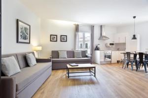 una sala de estar con un sofá y una mesa en Amister Apartments, en Barcelona