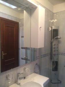 W łazience znajduje się umywalka i lustro. w obiekcie Casa Vacanze alle Vergini w mieście Cividale del Friuli