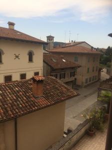 Casa Vacanze alle Vergini في تشفيدالي ديل فريولي: منظر من سقف مدينة بها مباني
