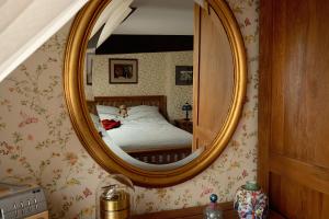 Barn Loft في بريكون: غرفة نوم مع مرآة كبيرة على الحائط