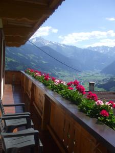 ZellbergにあるBloserhof Hauserの山々を望むバルコニーの椅子2脚と花