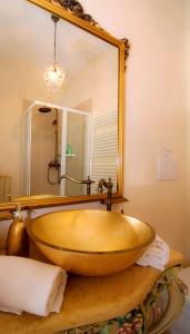 La salle de bains est pourvue d'un grand lavabo en bois devant un miroir. dans l'établissement B&B La Porta Rossa, à Noale
